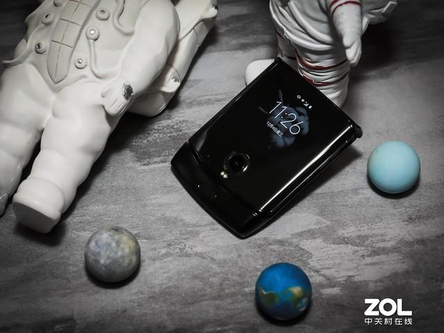 Moto Razr 2019真机上手体验 设计太牛了！抢手并不