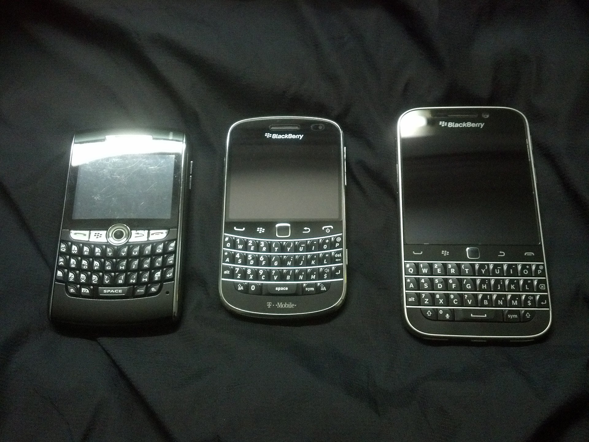 1920px-BlackBerry_8820,_BlackBerry_Bold_9900_and_BlackBerry_Classic.jpg