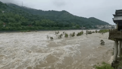 山西暴雨致多地景点关闭 平遥古城积水严重墙体