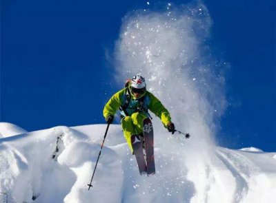 高山滑雪项目中选手在滑行过程中为什么要碰旗