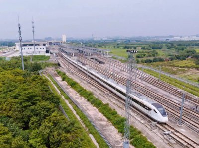 成渝中线高铁黄连堡隧道贯通，助力区域交通网