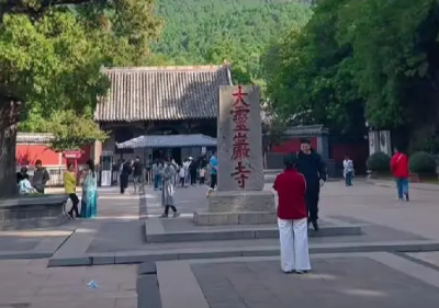 黑神话取景地灵岩寺现巨型悟空：