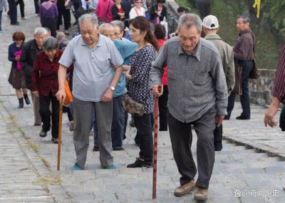 重阳佳节，古人会选择以下哪项活动来表达对老